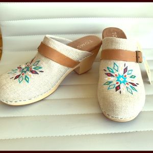 NWT TOMS Linen Embroidered Elisa clogs, 10